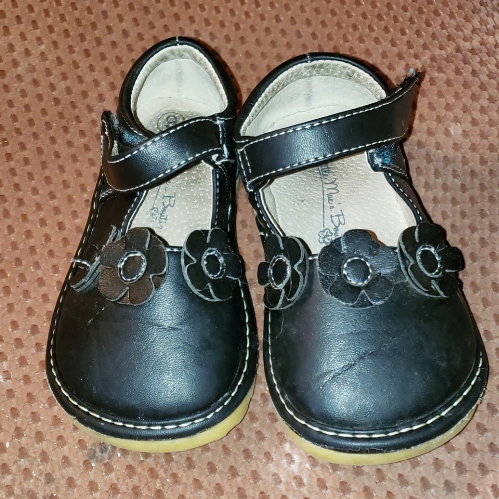 Little Mae's Boutique black flower squeaky shoes 6